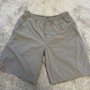 Lululemon 9” Pace breaker shorts with liner size medium